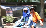 Người dân gồng mình giữa ‘chảo lửa’ bỏng rát 42 độ C