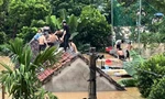 Nước lũ dâng ngập phòng trọ, hàng chục học sinh trèo lên nóc nhà cầu cứu