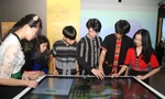 Bạn trẻ thích thú 'chạm tay' khám phá đất và người xứ Nghệ 