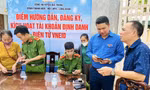 Đưa con đi thi, phụ huynh được hỗ trợ cài tài khoản định danh điện tử VNeID