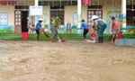 Tất bật dọn rửa bùn đất đón học sinh đến trường sau lũ 