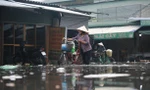 Nước lũ đổ về khiến chợ đầu mối lớn nhất Nghệ An ngập nặng