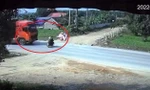 Xe máy bị cuốn vào gầm đầu kéo, hai vợ chồng thương vong 