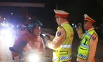 CSGT kiểm tra nồng độ cồn đêm giao thừa
