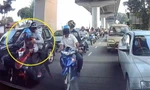 Cướp đi xe máy đập kính ô tô, giật túi xách trong 3 giây gây sốc