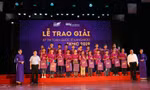 Trao giải thưởng cho các học sinh đạt giải