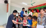Báo Tiền Phong và VPMilk tặng quà cho học sinh dân tộc thiểu số ở Yên Bái