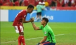 Trận bán kết "điên rồ" ở AFF Cup: Xem tiền đạo Singapore làm thủ môn, bắt bóng vẫn “chất”