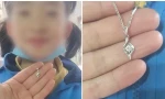 Bé trai 8 tuổi tặng bạn gái cùng lớp sợi dây chuyền giá 70 triệu đồng