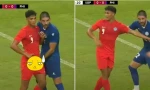 Cầu thủ Philippines túm “đồ gia bảo” của cầu thủ Singapore, dân mạng yêu cầu phạt nặng