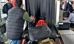 Hành khách ở Ấn Độ bị kiểm tra vì trong vali có thứ “khả nghi”, mở ra thì ai cũng bất ngờ