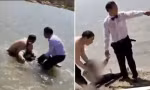 Đang chụp ảnh cưới thấy cô gái bị đuối nước, chú rể nhảy xuống cứu dù bơi không giỏi
