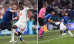 Đội trưởng đội tuyển Ý Giorgio Chiellini có xứng đáng bị thẻ đỏ vì kéo cổ áo Bukayo Saka?