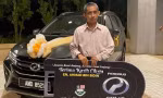 Thầy giáo ở Malaysia chuẩn bị về hưu, được nhóm sinh viên cũ tặng hẳn một chiếc xe ô tô