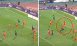 Cầu thủ ĐT Thái Lan ném giày của Văn Thanh có bị tính phạm lỗi không mà trọng tài bỏ qua?