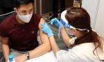 Tiêm 2 mũi vắc-xin Moderna rồi còn thêm 2 mũi Pfizer, một người Singapore bị chỉ trích