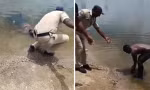 Video cảnh sát Ấn Độ kéo “người đuối nước” ở ao lên và cái kết ai cũng bất ngờ