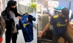 Được học trò tặng áo Manchester United, thầy giáo Singapore phản ứng chứng tỏ "fan cứng"