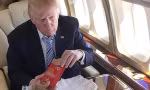 Cựu Tổng thống Trump bất ngờ bị vệ sĩ cũ “tố” là nhờ mua thức ăn rồi… mãi không trả tiền