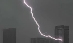 Tia sét kỳ lạ "ngoặt" chính xác vào một căn hộ chung cư, dân mạng phỏng đoán lý do là gì?