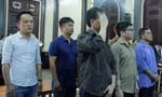 Cựu công an Bùi Khắc Hà (đứng, tay che mặt) và Nguyễn Giang Lam (đứng, áo vàng), cùng 3 bị cáo. Ảnh: Tân Châu