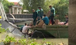 Cần cẩu cứu hộ gãy đôi khi trục vớt xe tải trong vụ sập cầu ở Đồng Tháp