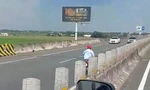 Người đàn ông liều mạng điều khiển xe máy chạy ngược chiều trên cao tốc 