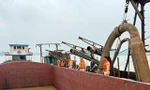 Cảnh sát truy đuổi, bắt giữ 2 tàu hút cát trái phép bỏ chạy trên sông Hồng