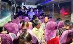 Xe khách 28 chỗ cõng tới 40 người, tài xế đổ lỗi vì 'bà con tha thiết muốn được về nhà'