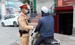 Hà Nội: Vì sao nhiều người vẫn lao xe máy lên vỉa hè, bất chấp mức phạt cao?