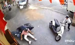 CLIP ghi lại hình ảnh ô tô tông hàng loạt xe máy trên phố Trần Đại Nghĩa