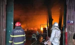 Hà Nội: 60 cảnh sát chữa cháy xưởng sửa chữa ô tô ở đường Nguyễn Văn Giáp