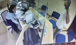 Hà Nội: Người đàn ông bịt mặt cầm dao xông vào ngân hàng cướp tiền