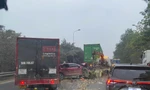Tai nạn liên hoàn trên Đại lộ Thăng Long, giao thông ùn tắc kéo dài