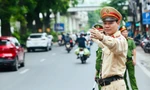 Cán bộ, chiến sĩ Công an Hà Nội túc trực tại các điểm trường hỗ trợ sĩ tử