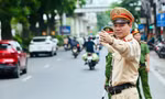 Cán bộ, chiến sĩ Công an Hà Nội túc trực tại các điểm trường hỗ trợ sĩ tử