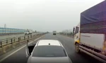 Tài xế ô tô con chèn ép, tạt đầu xe khách trên cao tốc Nội Bài - Lào Cai
