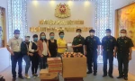 Nhóm các nhà hảo tâm trao quà cho lực lượng Biên phòng Lào Cai.