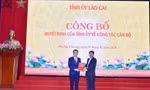 Chủ tịch UBND tỉnh Đặng Xuân Phong trao Quyết định cho đồng chí Giàng Quốc Hưng. 