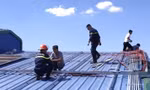 Lực lượng chức năng tại hiện trường chữa cháy