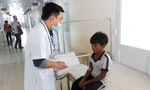 Em Đinh Đang được các bác sĩ bệnh viện Nhi tỉnh Gia Lai chăm sóc