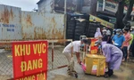 Người dân nhận hàng từ bãi xe bị phong tỏa.