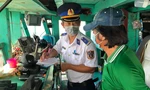 Lực lượng chức năng làm việc với chủ tàu.
