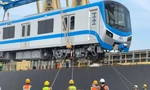 Cận cảnh bốc dỡ hai đoàn tàu Metro số 1 vừa cập cảng Khánh Hội