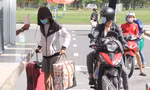Sinh viên dọn đồ rời ký túc xá.
