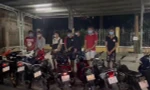 Nhóm 'quái xế' bị vây bắt trong đêm.