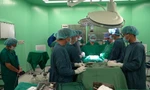 Các bác sĩ thực hiện ca phẫu thuật ghép tạng được anh P. hiến.