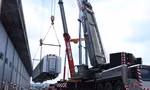 Chiều 11/5, Ban quản lý đường sắt đô thị TPHCM (MAUR) phối hợp cùng nhà thầu Hitachi và các đơn vị liên quan tiến hành hạ cẩu đoàn tàu Metro số 2 của tuyến Metro số 1 (Bến Thành - Suối Tiên) xuống đường ray tại Depot Long Bình (TP Thủ Đức).