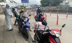 Ngày 12/10, nhiều người dân các tỉnh miền Tây đã chạy xe máy trở lại TPHCM.