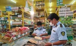 Lực lượng Quản lý Thị trường kiểm tra niêm yết giá trên các sản phẩm ở Bách Hóa Xanh.